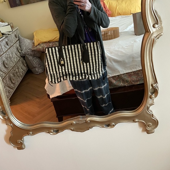 Henri Bendel large tote. - Picture 2 of 7